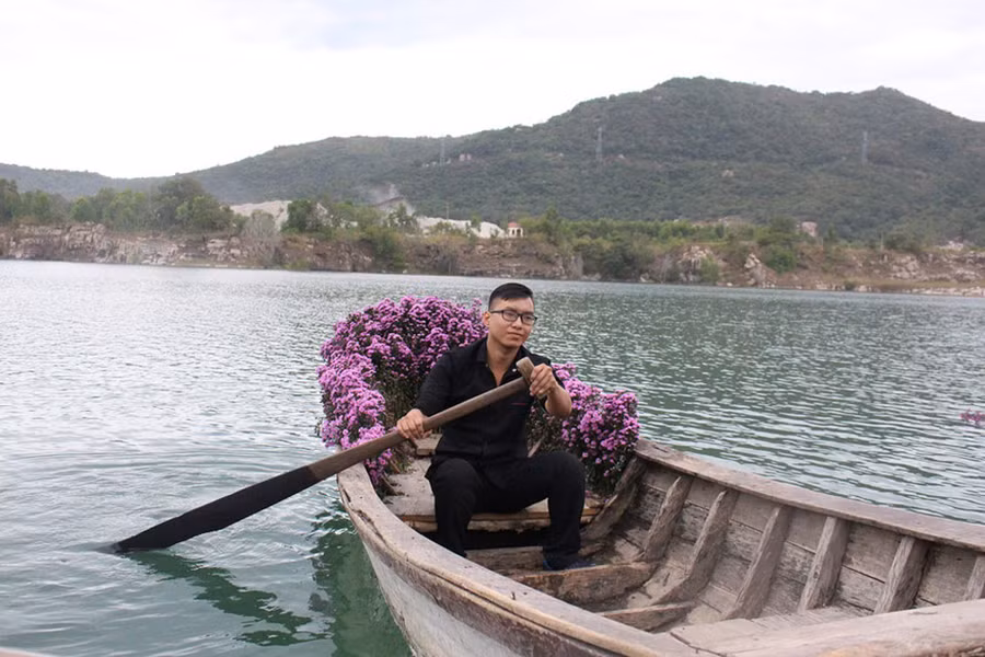 Đong đưa mái chèo trên chiếc thuyền đầy hoa