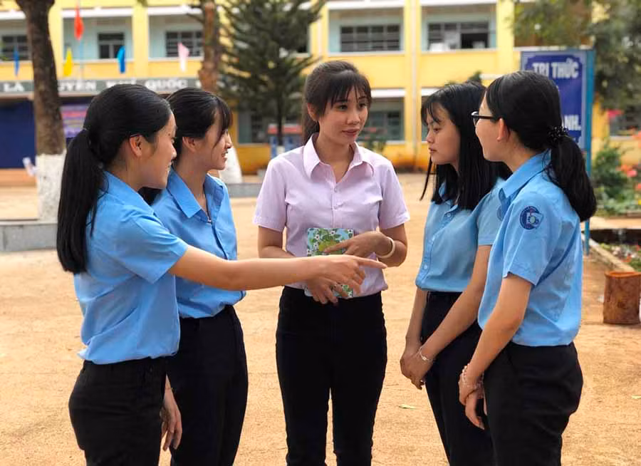 Cựu học sinh Trần Thị Thủy (đứng giữa) chia sẻ kinh nghiệm chọn ngành học với các em học sinh Trường THPT Lê Hoàn. Ảnh: P.L Cựu học sinh Trần Thị Thủy (đứng giữa) chia sẻ kinh nghiệm chọn ngành học với các em học sinh Trường THPT Lê Hoàn. Ảnh: P.L