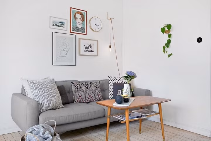 Bàn và ghế sofa thấp không cản tầm nhìn và để ánh sáng dễ dàng di chuyển.