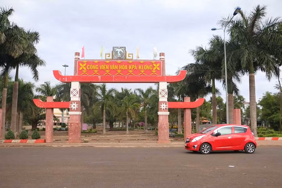  Công viên Văn hóa Kpă Klơng cùng công trình đường gom khu vực trung tâm thị trấn đã mang lại cho huyện Chư Sê một diện mạo mới. Ảnh: T.D