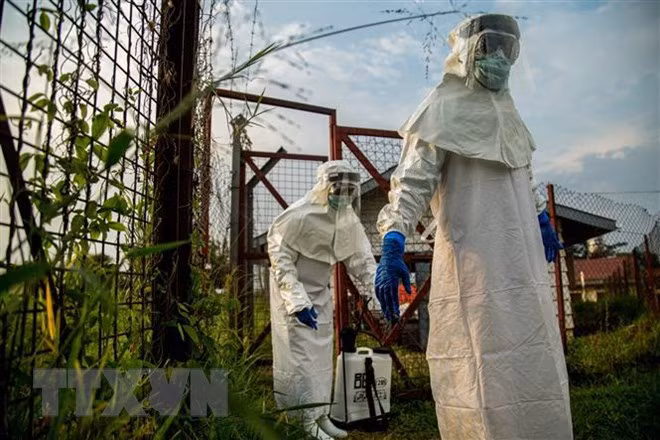 Nhân viên y tế làm việc tại khu vực cách ly dành cho bệnh nhân nhiễm virus Ebola tại bệnh viện ở Bundibugyo, phía tây Uganda ngày 17/8/2018. (Nguồn: AFP/TTXVN)