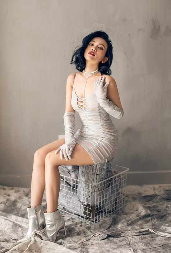 'Cơn bão' vải ánh kim thể hiện sự càn quét mạnh mẽ từ thời trang đời thường đến phục trang đi tiệc. Vì thế, chọn các mẫu váy metalic cũng là cách thể hiện sự sành điệu với trào lưu thịnh hành.