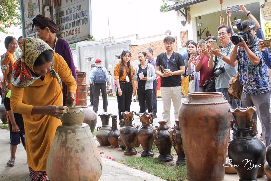  Đường làng Bàu Trúc trưng bày sản phẩm gốm Chăm Bàu Trúc và nghệ nhân thực hiện và hướng dẫn Du khách làm gốm.