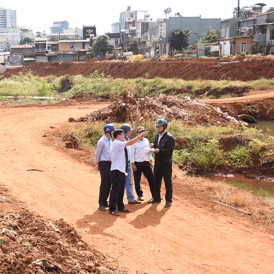  Tổ chức đo đạc, lên phương án triển khai kế hoạch cưỡng chế các hộ gia đình chưa đồng thuận. Ảnh: M.N