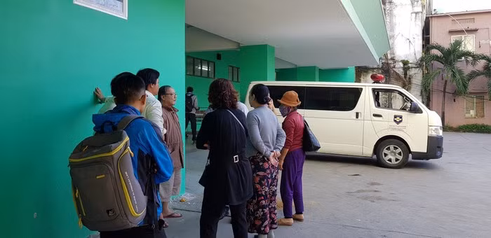 Người nhà em Q. tại Khoa cấp cứu Bệnh viện Đà Nẵng - Ảnh: Văn Tiến