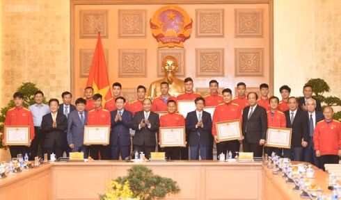  Đại diện Ban huấn luyện và Đội tuyển Việt Nam trân trong tặng Thủ tướng trái bóng sử dụng tại AFF Cup 2018. Ảnh: VGP/Quang HiếuThủ tướng trao phần thưởng cho các cá nhân xuất sắc của Ban huấn luyện và một số cầu thủ Đội tuyển Việt Nam. Ảnh: VGP/Quang Hiếu