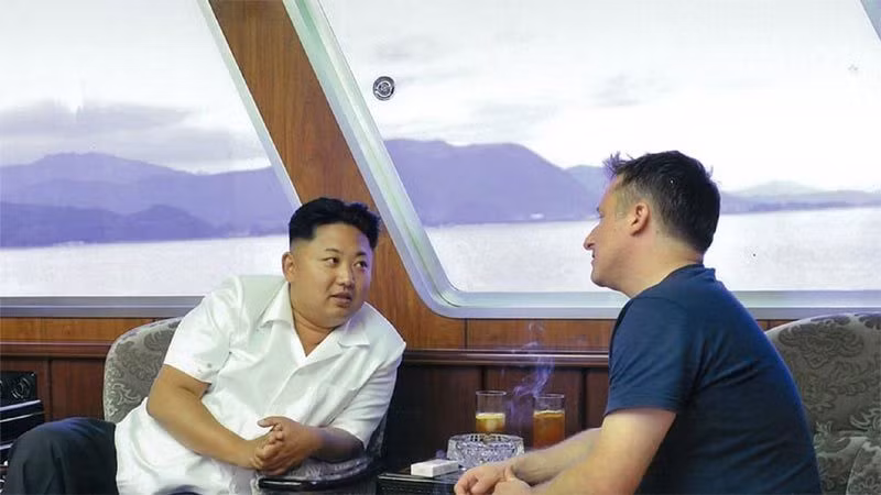Chủ tịch Kim Jong Un uống cocktail với Michael Spavor trên du thuyền riêng của lãnh đạo Triều Tiên ở Wonsan năm 2013. (Ảnh: Reuters)