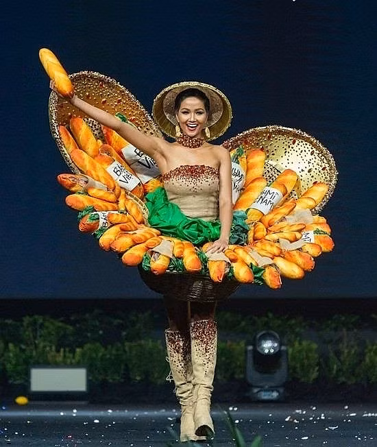 H'Hen Niê từng gây bất ngờ cho khán giả Việt Nam khi tiết lộ quốc phục dự thi được lấy cảm hứng từ món bánh mì đường phố. Dù vướng phải sự phản đối ở trong nước, mẫu váy Bánh Mì của cô được đánh giá rất cao khi dự thi tại Thái Lan. Người đẹp Việt Nam liên tục xuất hiện trên các tạp chí thời trang cũng như chuyên trang sắc đẹp danh tiếng.