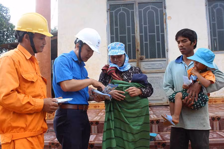 Nhân viên PC Gia Lai tuyên truyền, hướng dẫn người dân vùng khó khăn sử dụng điện an toàn, hiệu quả.