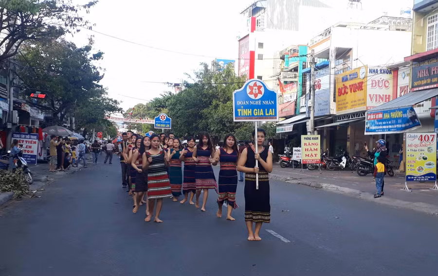 Đoàn Nghệ nhân tỉnh Gia Lai trình diễn tại lễ hội. Ảnh: Nguyễn Tú