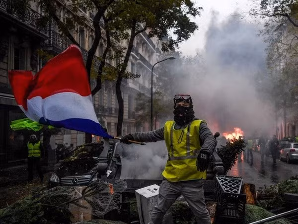 Biểu tình vẫn tiếp diện tại thủ đô Paris của Pháp. (Nguồn: Sky News)