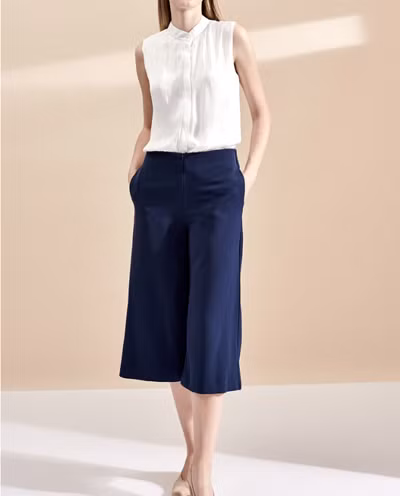  Thứ 6: Chút phá cách nhưng vẫn đầy thanh lịch với quần culottes ống rộng phối cùng sơ mi sát nách giúp bạn trông thời trang hơn.