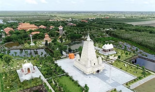 Khu Thiền viện tọa lạc tại ấp 1, xã Thạnh Tân, huyện Tân Phước, tỉnh Tiền Giang với màu trắng đặc trưng, nổi bật giữa những mảng xanh xung quanh.