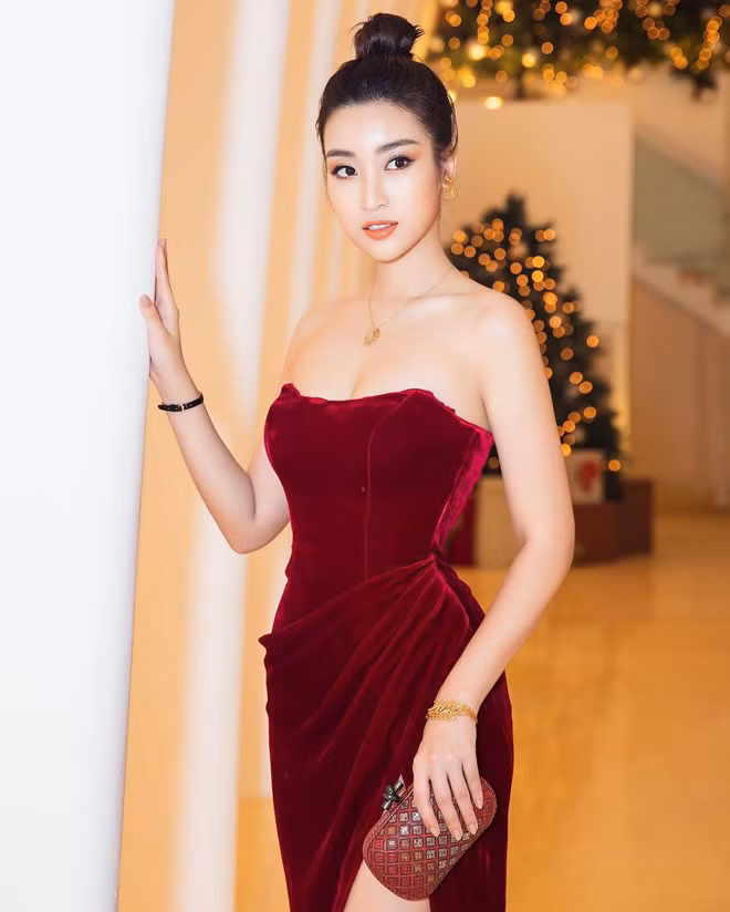 Thêm một hoa hậu khác vào top mỹ nhân Việt mặc đẹp tuần qua là Đỗ Mỹ Linh. Sau hơn 2 năm đăng quang Hoa hậu Việt Nam, nhan sắc Đỗ Mỹ Linh ngày càng chín mùi. Tại một sự kiện, cô mặc đầm đỏ cúp ngực của nhà thiết kế Chung Thanh Phong, với loạt trang sức và clutch kiêu sa, quý phái.