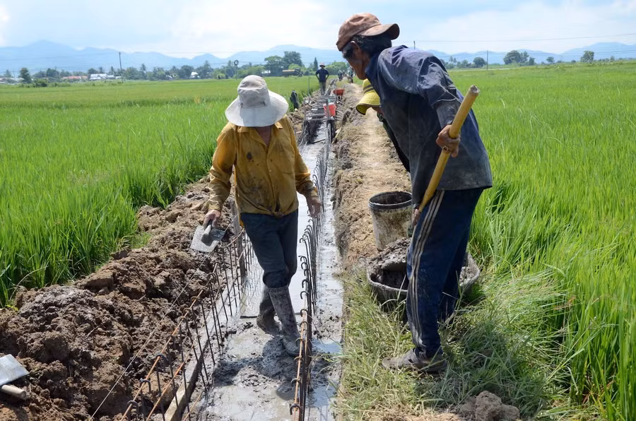  Thi công kênh mương nội đồng. Ảnh: Đ.P