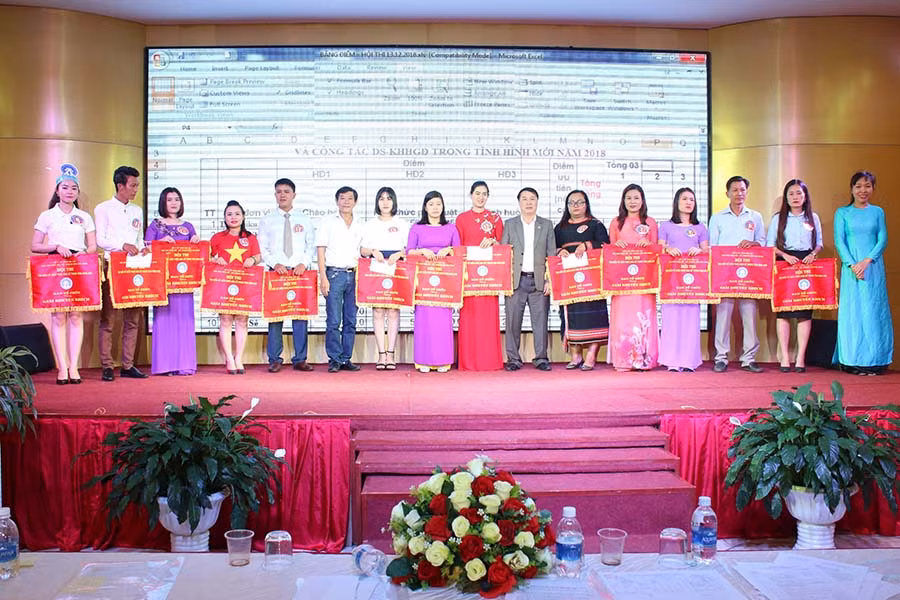  1 Trao giải cho các đội đạt thành tích cao. Ảnh: Đinh Yến