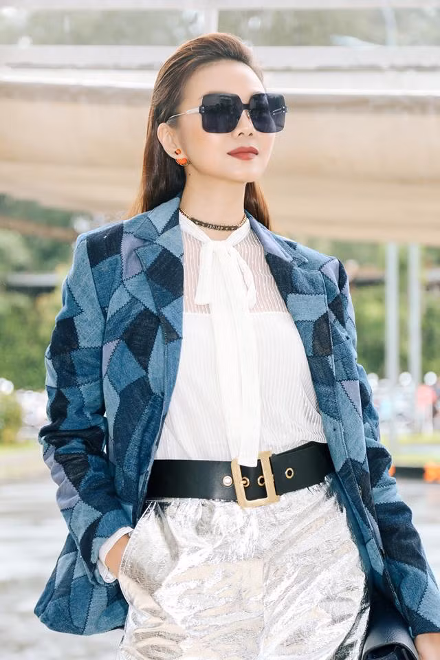  Khác với kiểu dáng blazer thông thường, chiếc áo blazer nam tính được các nhà mốt biến tấu với phần vai độn ngang, dày hơn giúp hình ảnh trông mạnh mẽ và cá tính. Thanh Hằng ấn tượng với mẫu áo vai ngang nam tính, họa tiết hình học kết hợp với quần suông ánh bạc.