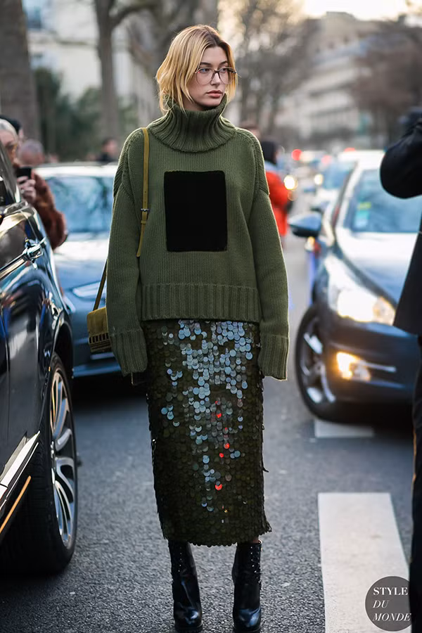  Ngoài vải dệt sequins đa sắc, loại vải vảy cá lớn cũng được yêu thích trở lại. Nó được chọn để tạo nên các kiểu chân váy lấp lánh và khiến bước chân người mặc trở nên sinh động hơn.