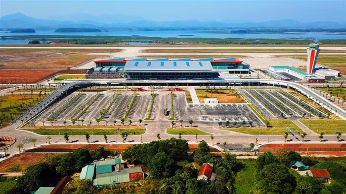 Không chỉ đầu tư hệ thống trang thiết bị hiện đại hàng đầu thế giới, Cảng hàng không quốc tế Vân Đồn còn có rất nhiều mảng xanh, với không gian thiên nhiên phóng khoáng, cảnh quan xanh mát…giúp quá trình chờ đợi lên tàu bay của du khách sẽ là những khoảnh khắc thư thái, êm dịu.