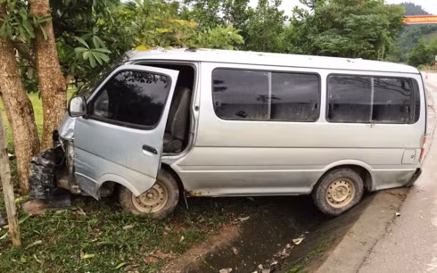 Chiếc xe khách chở gỗ lậu hung hãn tông móp đầu xe kiểm lâm khi bị truy đuổi