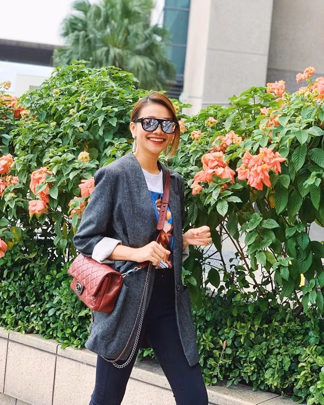  Trẻ trung với áo phông và quần jeans, Thanh Hằng không quên phủ lớp áo khoác ngoài để tăng vẻ mạnh mẽ. Chiếc túi Chanel màu đỏ rượu là phụ kiện giúp set đồ của siêu mẫu thêm bắt mắt.