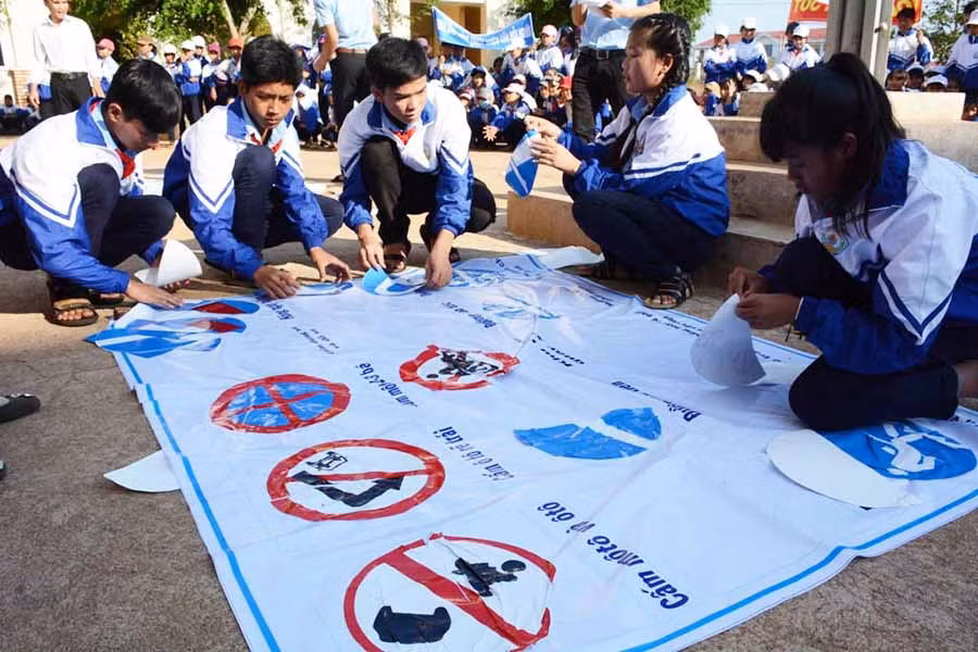  Nhà Thiếu nhi tỉnh tổ chức sân chơi an toàn giao thông cho các em học sinh Trường THCS Dân tộc Nội trú huyện Chư Pưh. Ảnh: H.Đ.T