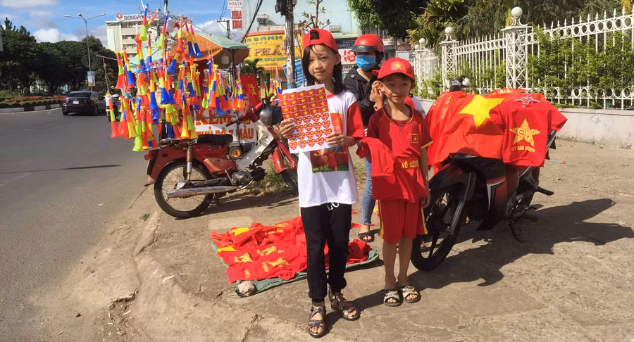 Đường phố Pleiku rực một màu đỏ để cổ động cho đội tuyển Việt Nam. Ảnh: Văn Ngọc