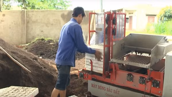 Máy đóng bầu đất, một trong hàng chục phát minh của anh Nguyễn Hồng Chương.
