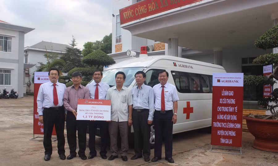 Bàn giao xe cứu thương cho Trung tâm y tế huyện Chư Prông. Ảnh: Sơn Ca 