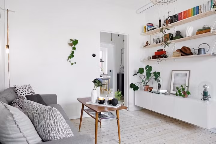  Với diện tích 33 m2 thay vì sử dụng kệ sách có đầy đủ các ngăn như thông thường chủ nhân đã chọn kệ gắn vào tường vừa tăng thêm khu vực lưu trữ mà lại không tốn quá nhiều diện tích.