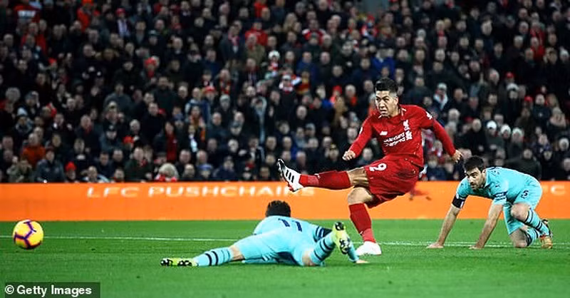Firmino xuất hiện kịp thời tận dụng sai lầm của hàng thủ Arsenal để san bằng tỷ số.