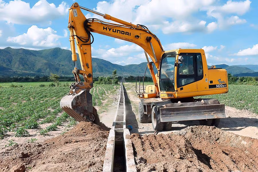  Thi công hệ thống kênh dẫn nước Thủy lợi Ia Mlah (huyện Krông Pa). Ảnh: Đức Thụy