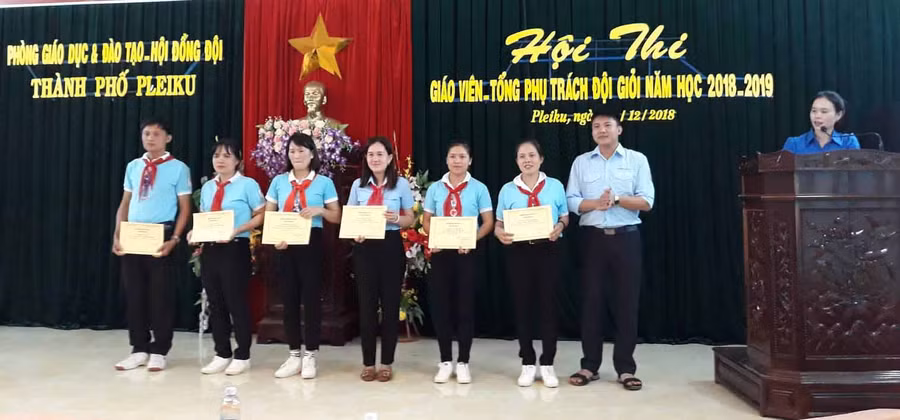 Ban tổ chức trao giấy chứng nhận cho các giáo viên làm Tổng phụ trách Đội giỏi cấp thành phố năm học 2018-2019. Ảnh: Thủy Bình