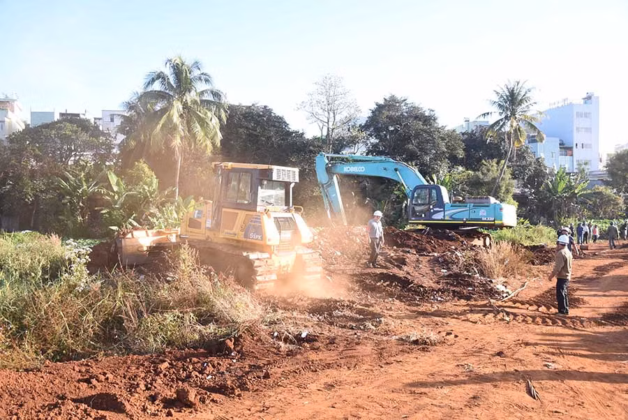  Lực lượng liên ngành của TP. Pleiku tiến hành cưỡng chế thu hồi đất của 3 hộ dân chưa đồng thuận. Ảnh: M.N