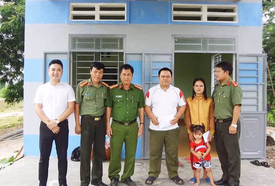 Lãnh đạo Công an thị xã Ayun Pa trao nhà tình nghĩa cho gia đình anh Rcom Phuen (Công an xã Ia Rbol) có hoàn cảnh khó khăn. Ảnh: H.T Lãnh đạo Công an thị xã Ayun Pa trao nhà tình nghĩa cho gia đình anh Rcom Phuen (Công an xã Ia Rbol) có hoàn cảnh khó khăn. Ảnh: H.T