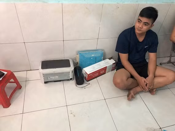  Một đối tượng cùng tang vật tại cơ quan công an