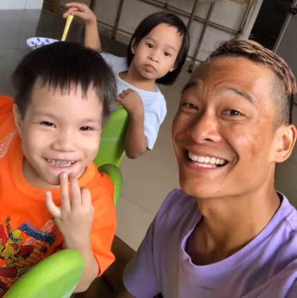 Mỗi tuần một lần Giang đến Trung tâm nơi mình được nuôi dưỡng trước đây phục vụ nấu ăn, giặt quần áo cho các em nhỏ và dạy thể dục cho các em có hoàn cảnh kém may mắn. Ảnh: Phan Giang. Mỗi tuần một lần Giang đến Trung tâm nơi mình được nuôi dưỡng trước đây phục vụ nấu ăn, giặt quần áo cho các em nhỏ và dạy thể dục cho các em có hoàn cảnh kém may mắn. Ảnh: Phan Giang.