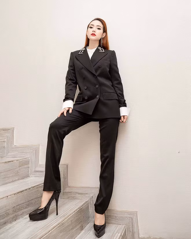 Ca sĩ Minh Hằng lăng xê phong cách menswear mạnh mẽ với suit double breasted. Thiết kế này thuộc nhãn hàng thời trang Burberry, từng được nhiều sao nam yêu thích, trong đó có diễn viên Hàn Quốc Lee Jong Suk.