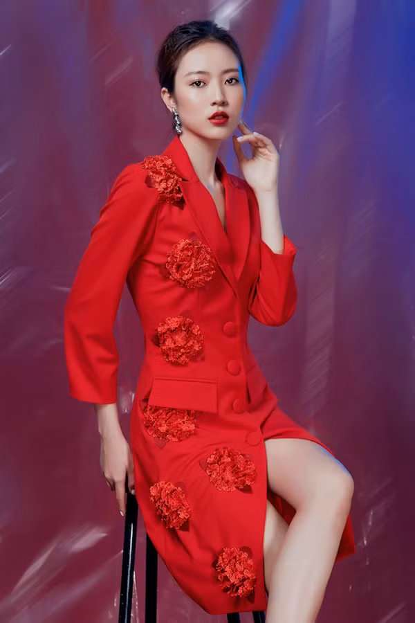 Nếu như những đóa hoa trắng lấy cảm hứng từ tiết trời lành lạnh ở xứ sương mù thì với không khí rộn ràng ngày Tết, nhà mốt đã thực hiện thêm phiên bản màu đỏ cho những mẫu trang phục này.