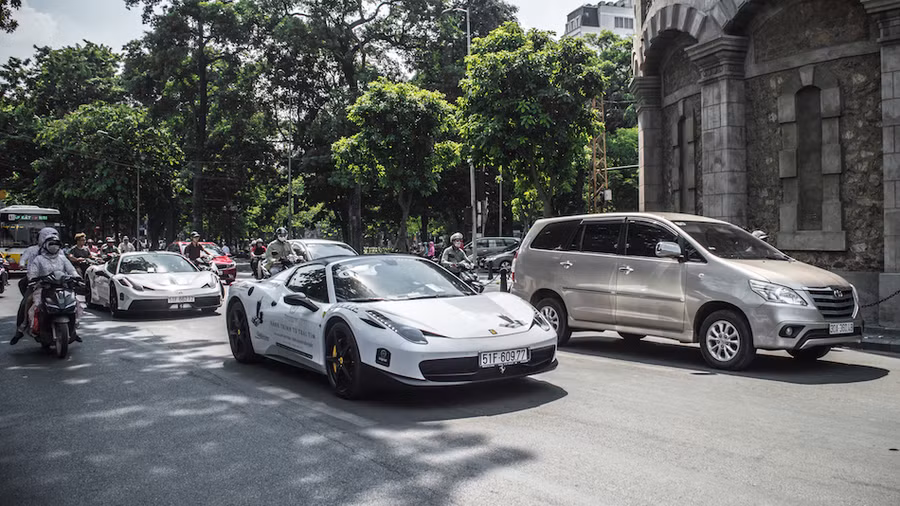 Cặp đôi Ferrari 458 Speciale trên phố Hà Nội trong đoàn siêu xe của ông Đặng Lê Nguyên Vũ