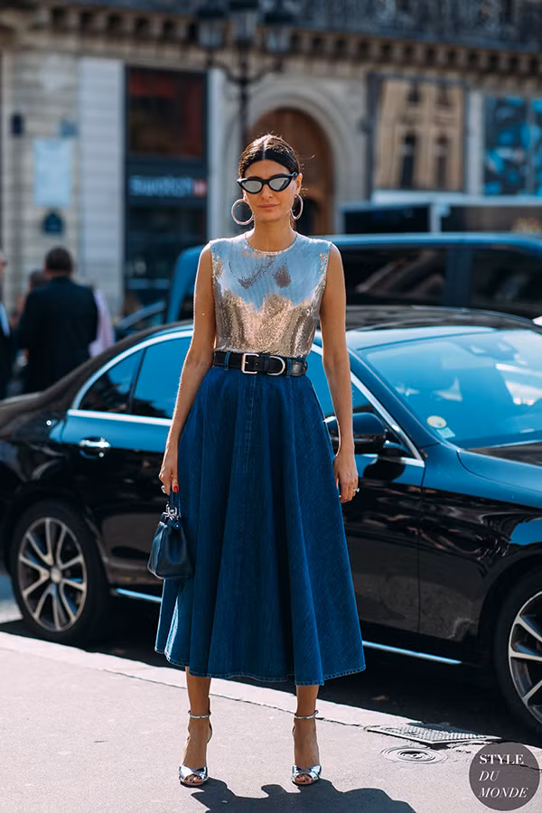  Vải metalic, sequins, vải bóng ánh kim không chỉ được sử dụng làm váy dạ tiệc. Chất liệu mang đậm vẻ hào nhoáng này còn được dùng trong thiết kế đồ ứng dụng.