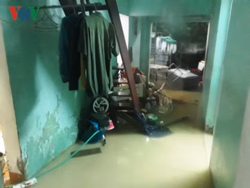 Đồ đạc trong nhà ông Phấn bị mưa lũ cuốn trôi.