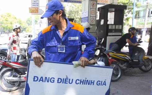 Giá xăng giảm nhưng giá cước vận tải chây ì không giảm. (Ảnh: VnEconomy)