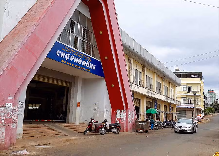 Chợ Phù Đổng đã được gắn biển hiệu Chợ đảm bảo ATTP sau khi xây dựng thành công mô hình. Ảnh: Hồng Thi