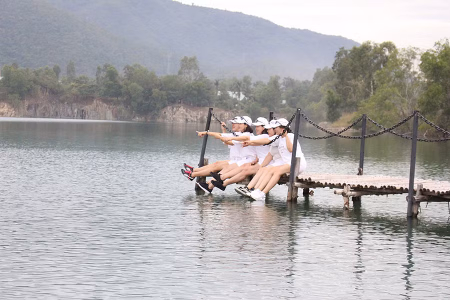 Diện những bộ quần áo lung linh để tìm view nơi khung cảnh hữu tình