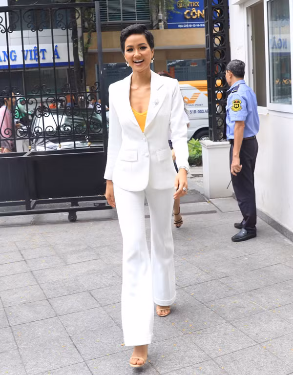 Chỉ cần diện suit đơn sắc, kiểu dáng đơn giản, H'Hen Niê vẫn thu hút ánh nhìn. Bởi phom dáng tinh tế của trang phục giúp cô khoe đường cong hoàn hảo. Chỉ cần diện suit đơn sắc, kiểu dáng đơn giản, H'Hen Niê vẫn thu hút ánh nhìn. Bởi phom dáng tinh tế của trang phục giúp cô khoe đường cong hoàn hảo.