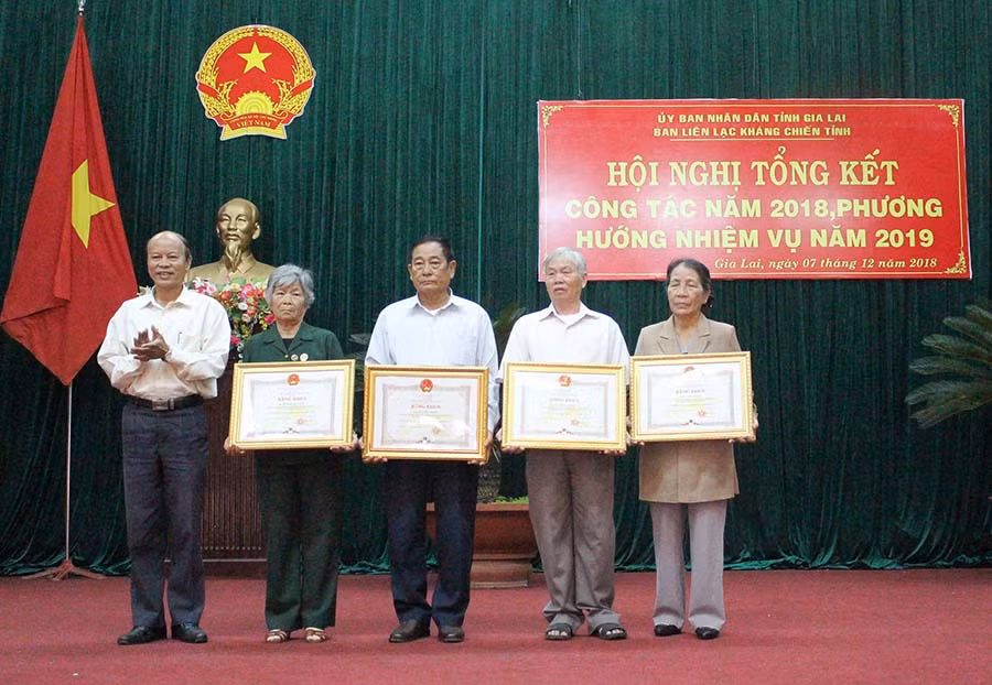 Trao bằng khen của Chủ tịch UBND tỉnh cho 5 cá nhân thuộc Ban liên lạc. Ảnh: Hồng Thi