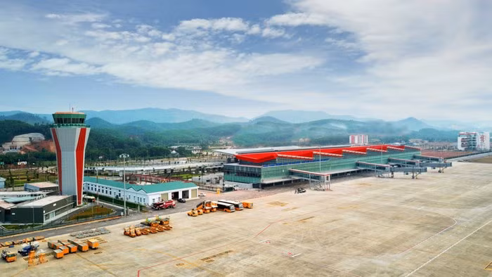 Cảng hàng không quốc tế Vân Đồn đang trong những ngày nước rút chuẩn bị cho ngày mở cửa đón chuyến bay thương mại đầu tiên 30/12 sắp tới. Sân bay có tổng vốn đầu tư gần 8.000 tỷ đồng (7.700 tỷ) được lắp đặt những trang thiết bị hiện đại bậc nhất trên thế giới.