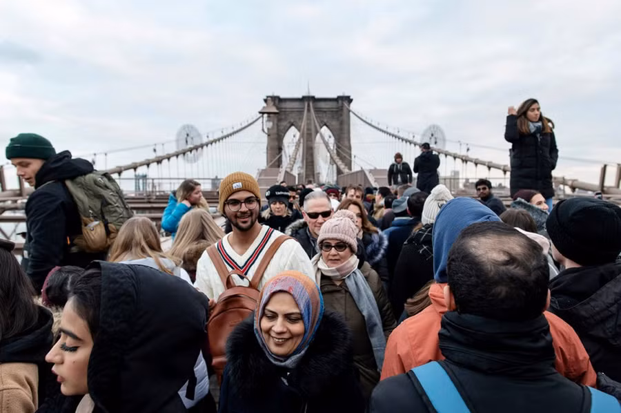  Làn dành cho người đi bộ và đi xe đạp của cầu Brooklyn, một trong những công trình biểu tượng của New York, dường như không còn một chỗ trống trong hai ngày cuối tuần vừa qua. Ảnh: New York Times