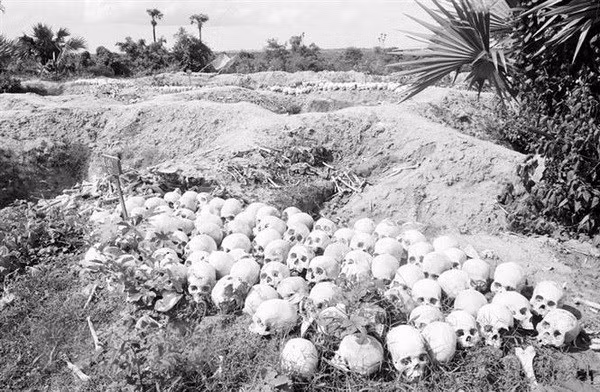 Những hố chôn tập thể người dân vô tội bị bọn diệt chủng Pol Pot-Ieng Sary sát hại, được phát hiện sau ngày giải phóng 7/1/1979 tại Cánh đồng chết Choeung Ek, cách thủ đô PhnomPenh khoảng 17km về phía Nam. (Ảnh: Thế Trung/TTXVN)